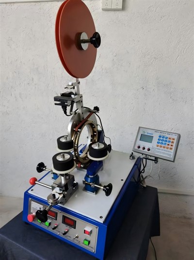 Stroj za navijanje lepilnega traku